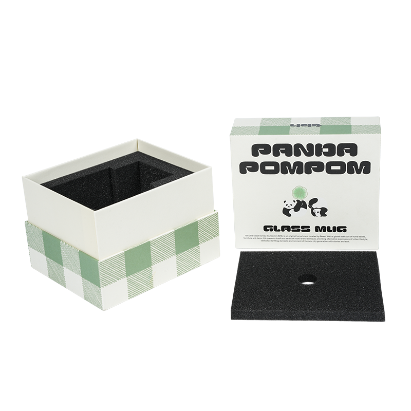 Общая упаковка, жесткая картонная коробка книжной формы.