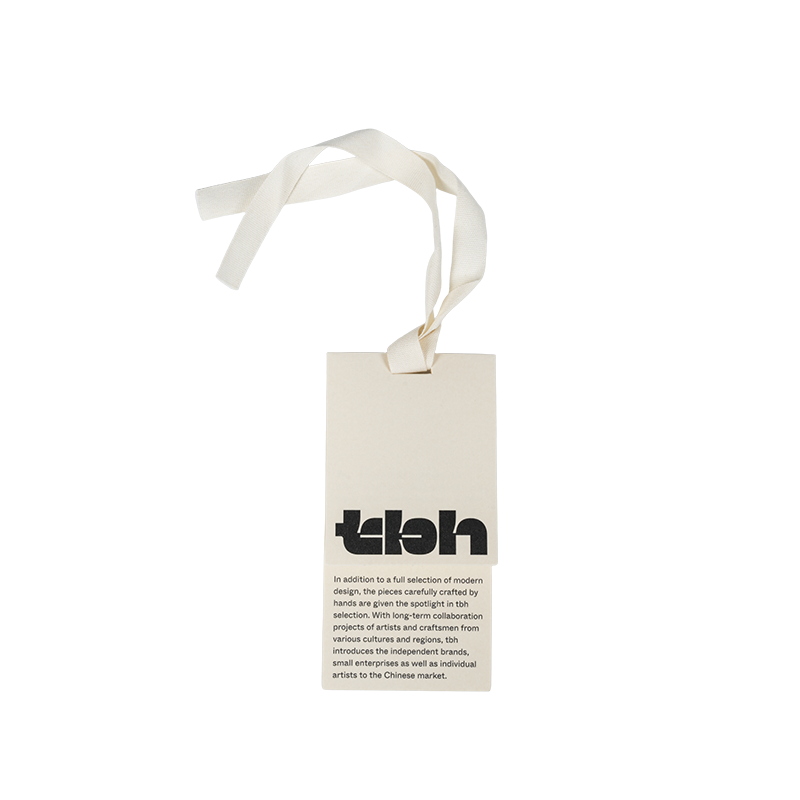 Двухслойные белые картонные бирки для упаковки одежды.