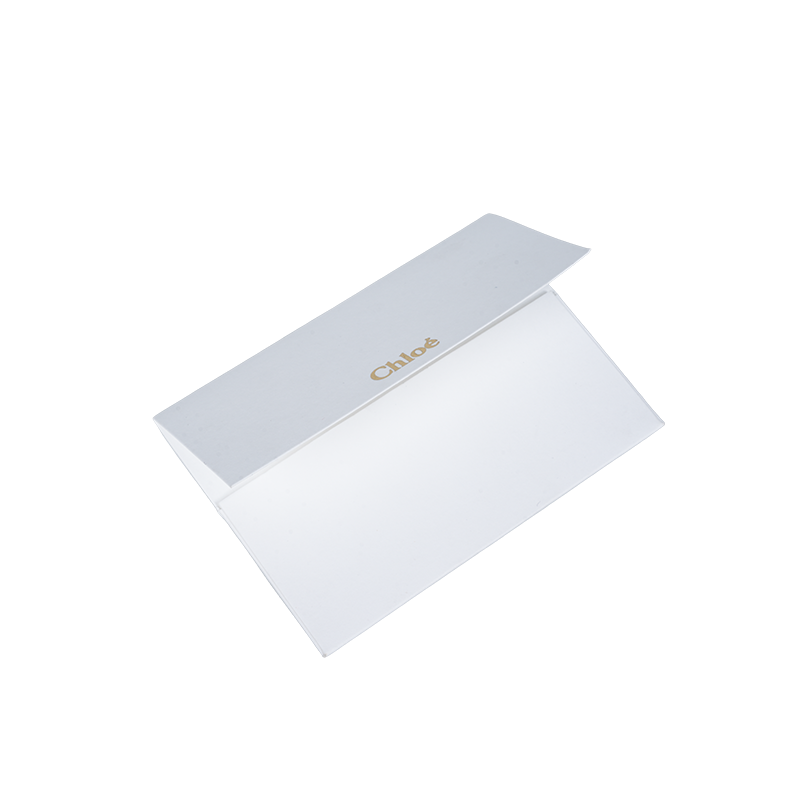 Двухслойные белые картонные бирки для упаковки одежды.